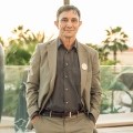 Paco Arana, director del Tour Exclusivo, en un entorno natural de Tenerife Sur, guiando una experiencia personalizada de meditación y conexión interior.