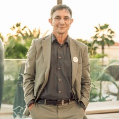 Paco Arana, director del Tour Exclusivo, en un entorno natural de Tenerife Sur, guiando una experiencia personalizada de meditación y conexión interior.